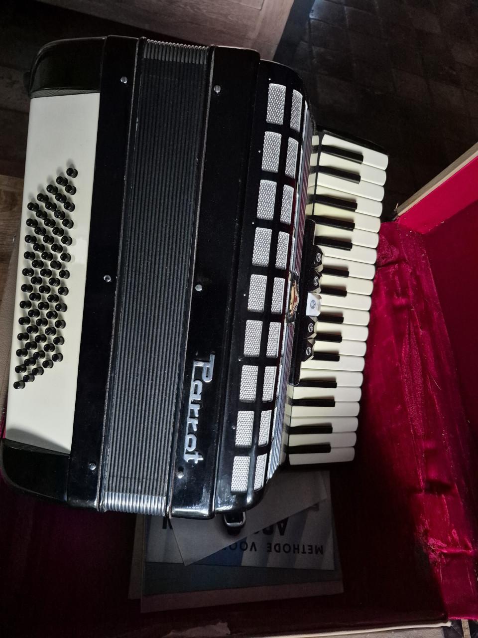Parrot accordeon 60 bas met orginele koffer.