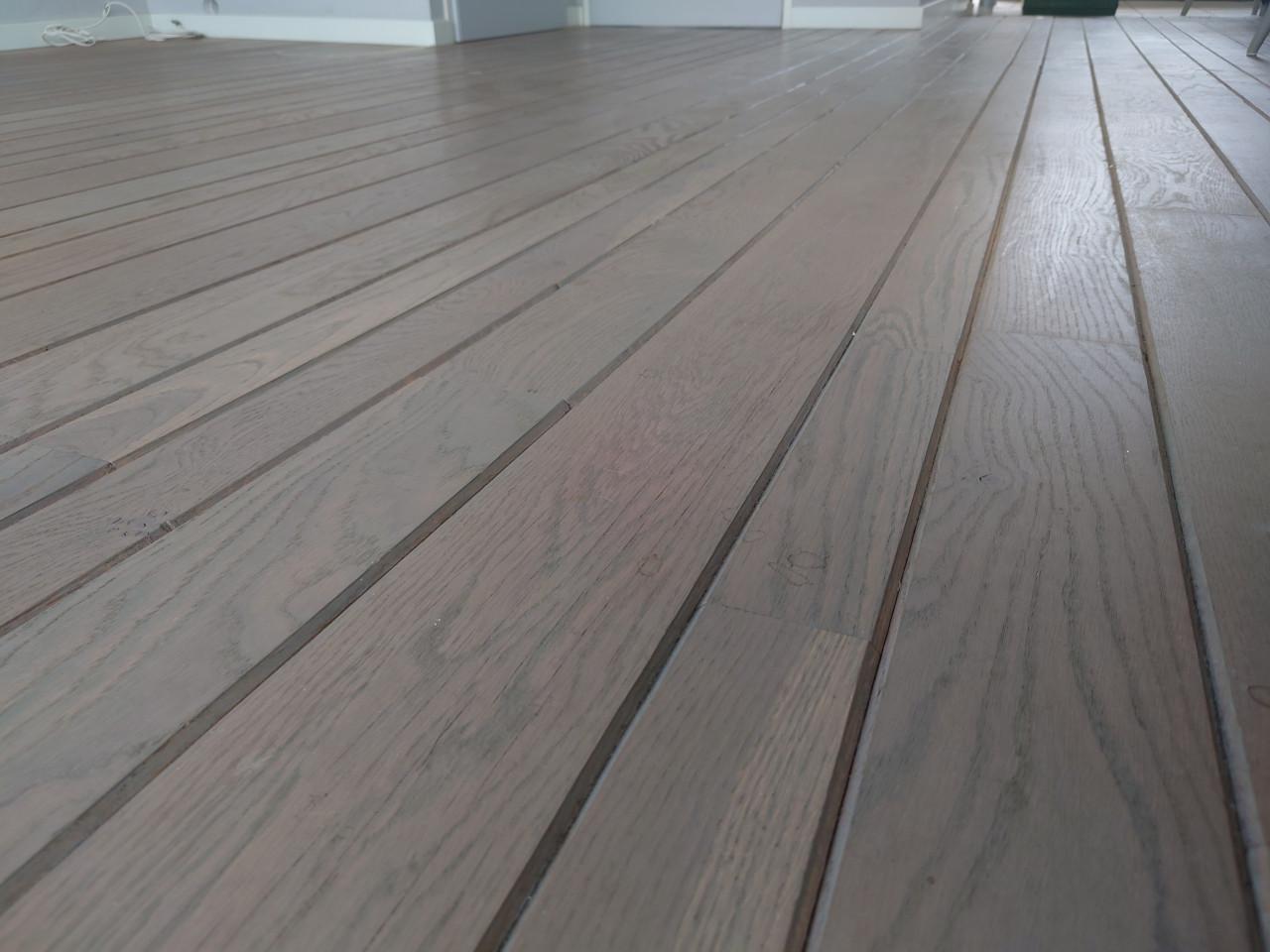 Massief eikenhouten vloer met v-groef