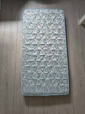 Degelijk ledikant matras, matrasje 60 x 120 cm. Loungeset.