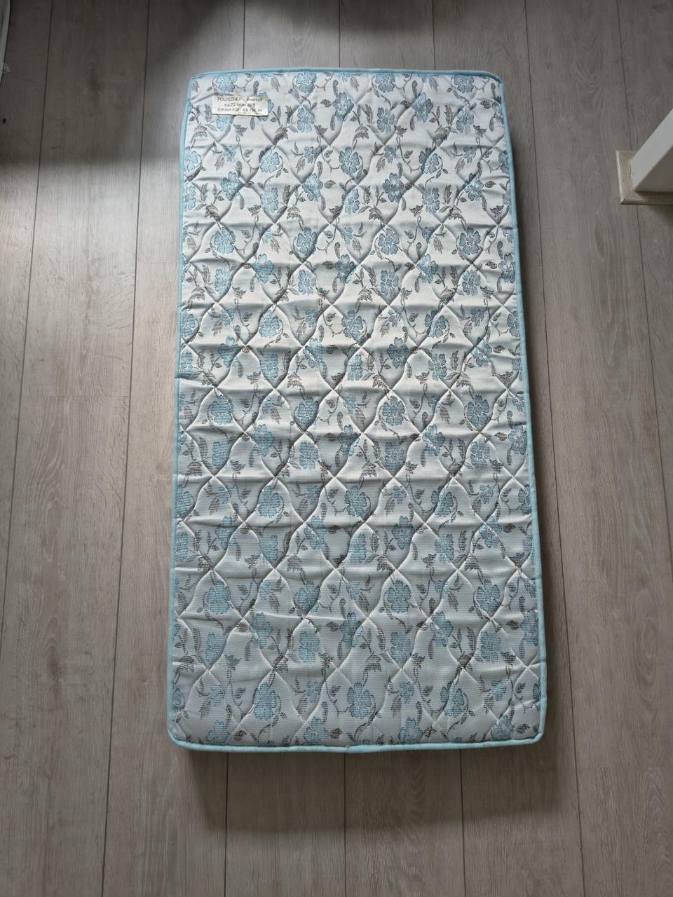 Degelijk ledikant matras, matrasje 60 x 120 cm. Loungeset.