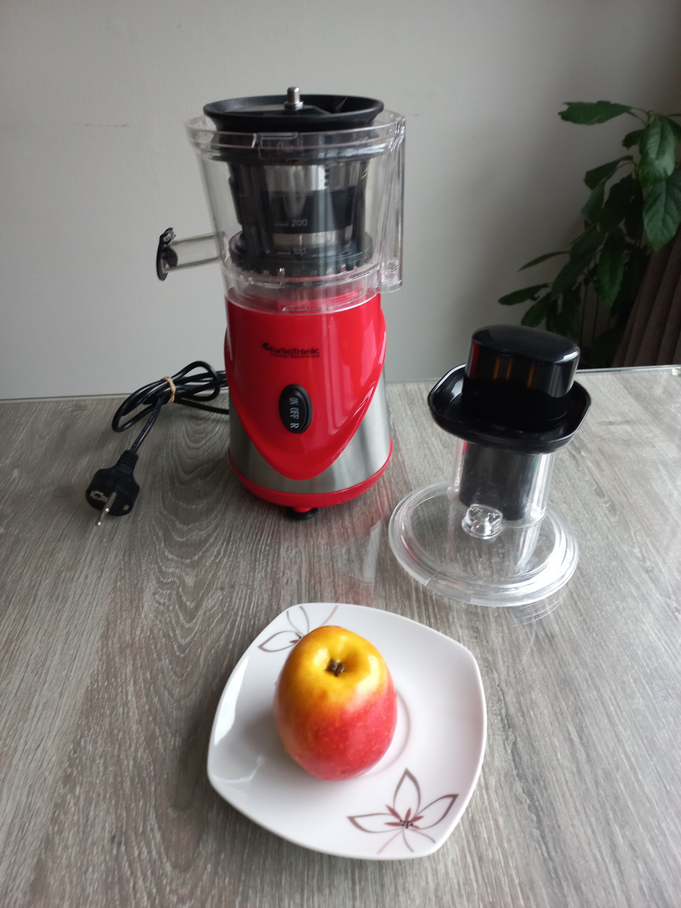 Turbotronic Slowjuicer  220V-240V-50/60Hz  Vermogen: 300W  Centrifugesnelhe