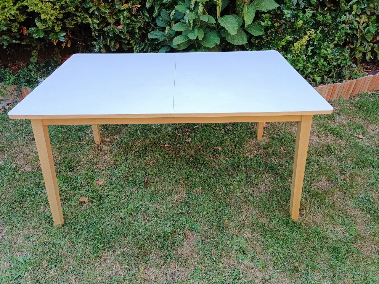 Uitschuifbare eettafel van 140 x 90 cm tot 233 x 90 cm.