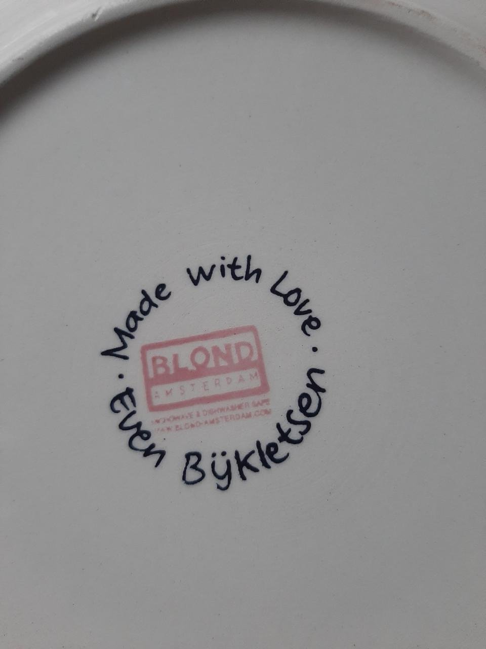 Grote theekom en bordje even bijkletsen blond amsterdam