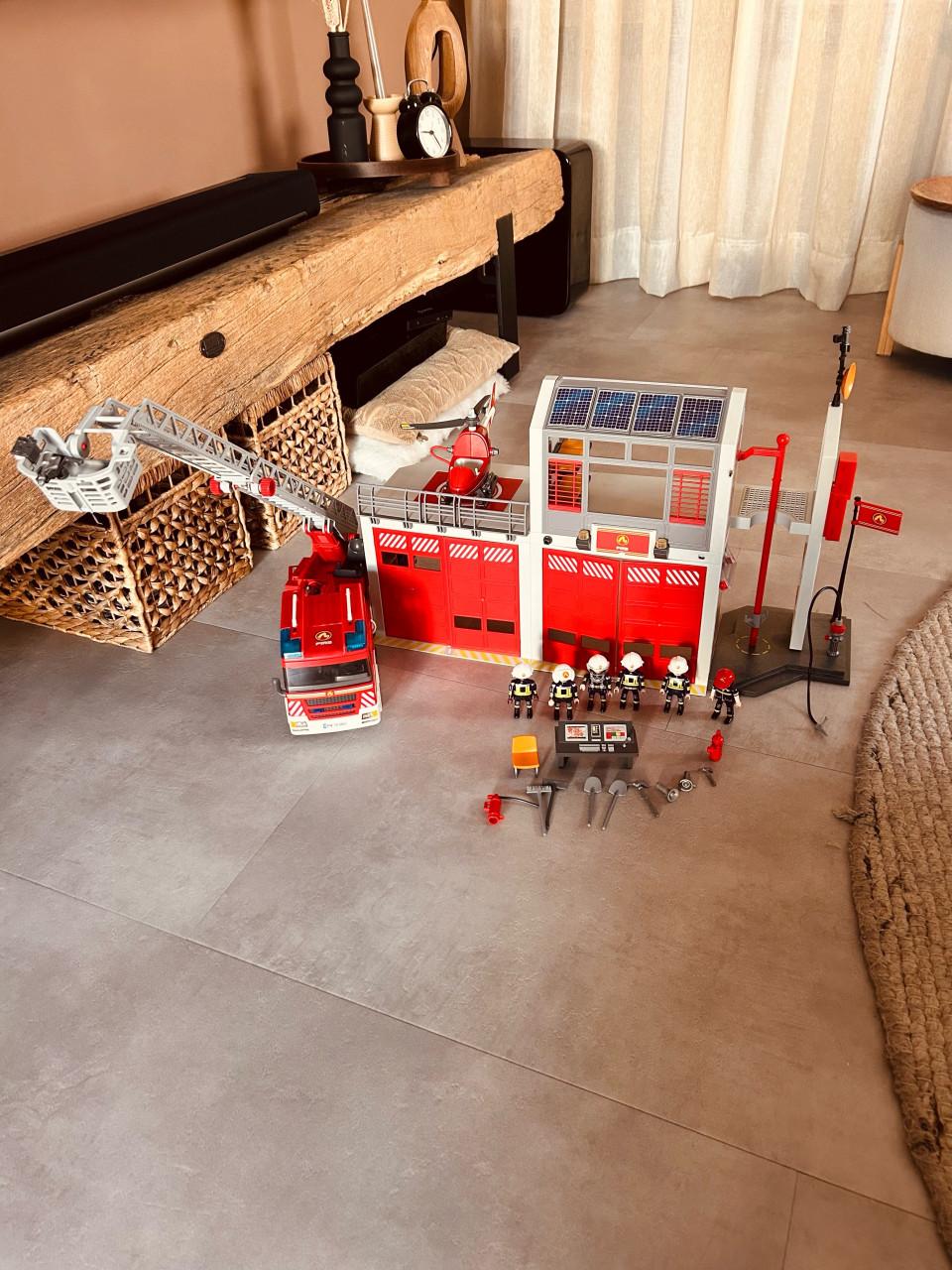Playmobil sets: o.a. politiebureau, brandweerkazerne, vakantiecamper