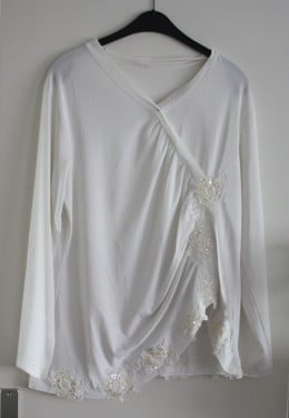 Wit shirt met kanten bloemen met pailletten en kralen maat44- 46