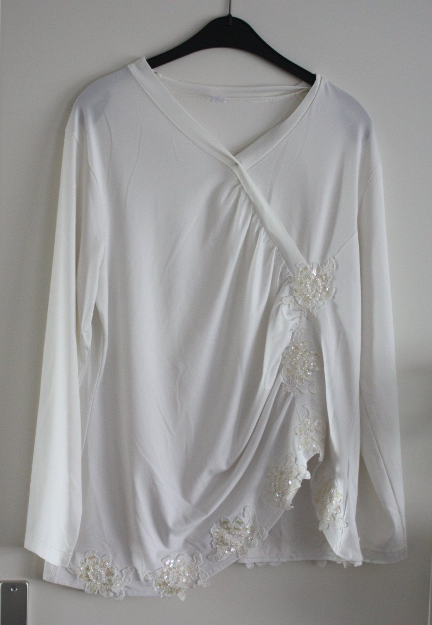 Wit shirt met kanten bloemen met pailletten en kralen maat44- 46