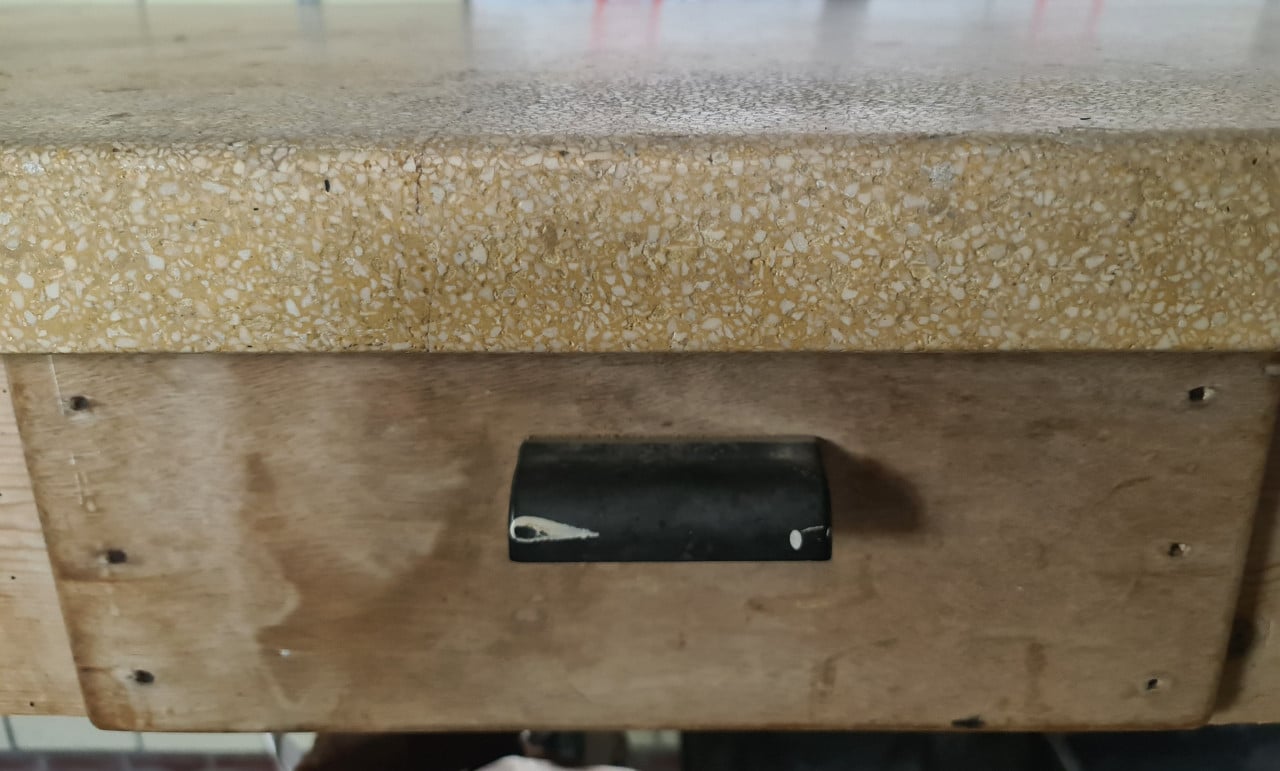 Slagers/werktafel met granitoblad uit slagerij jaren 50