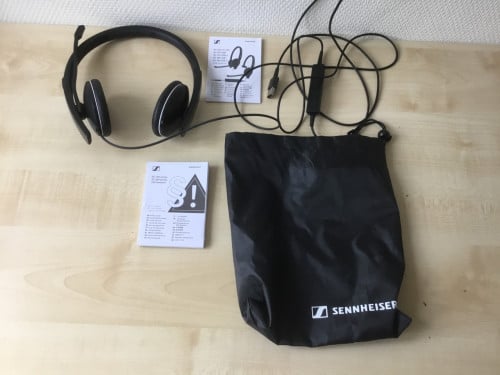 Sennheiser koptelefoon voor thuiswerk gesprekken met collega’s.
