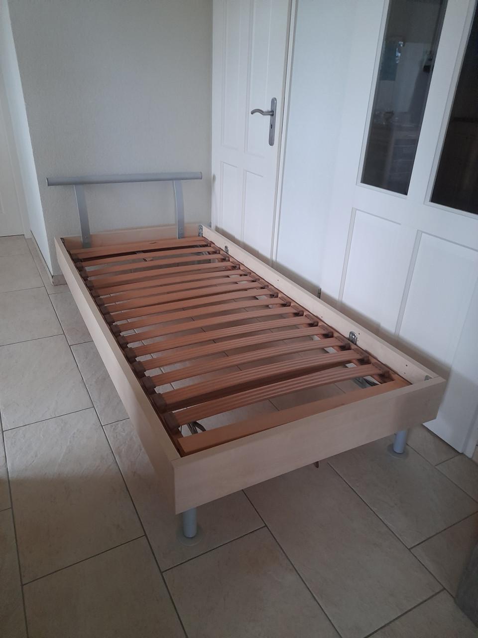 1 Persoons bed 90 x 200  met verstelbare lattenbodem (in goede nette staat