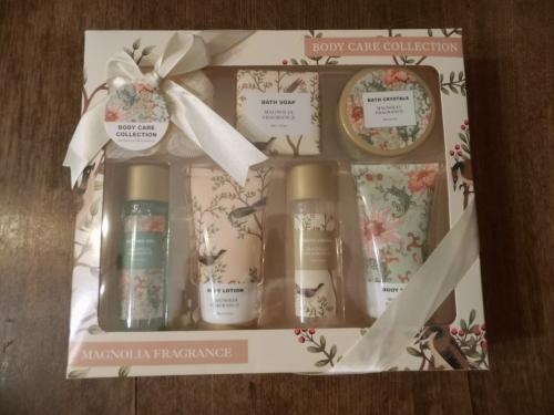 Luxe doos met verzorgingsprodukten.