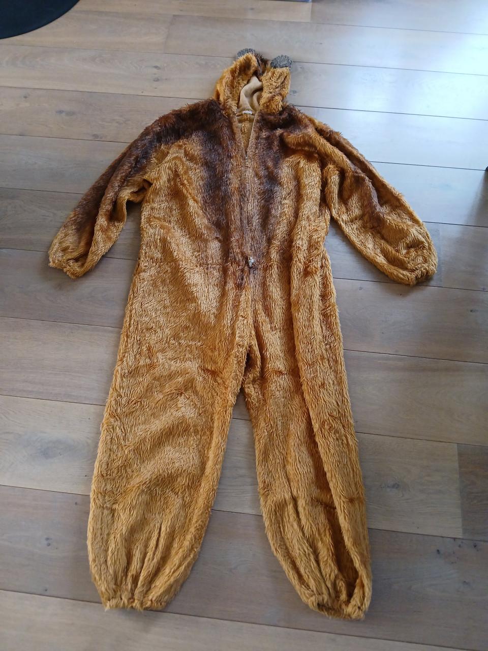 Carnavalskleding veschillende maskers en een pak