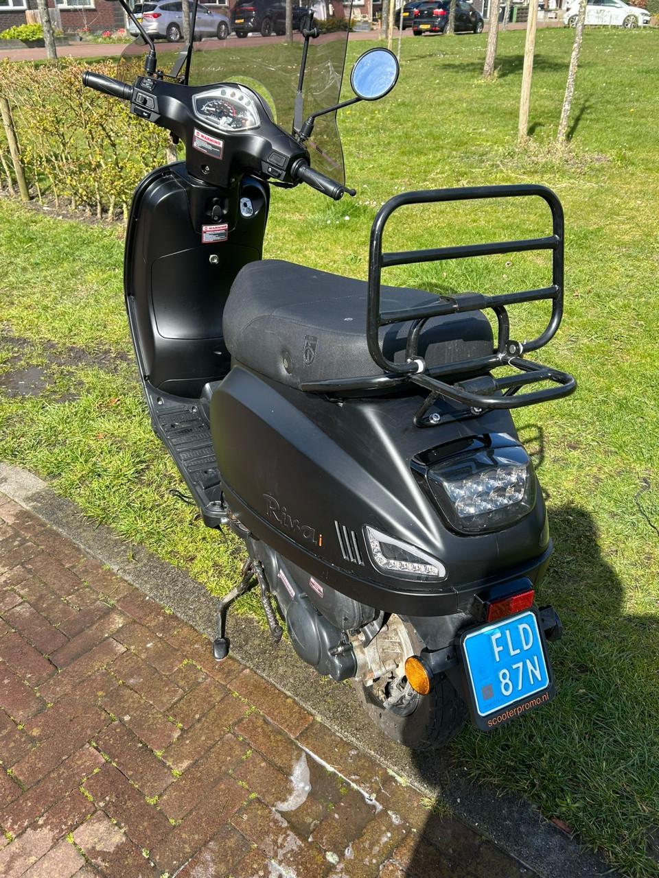 BTC Riva scooter 2022 blauw kenteken