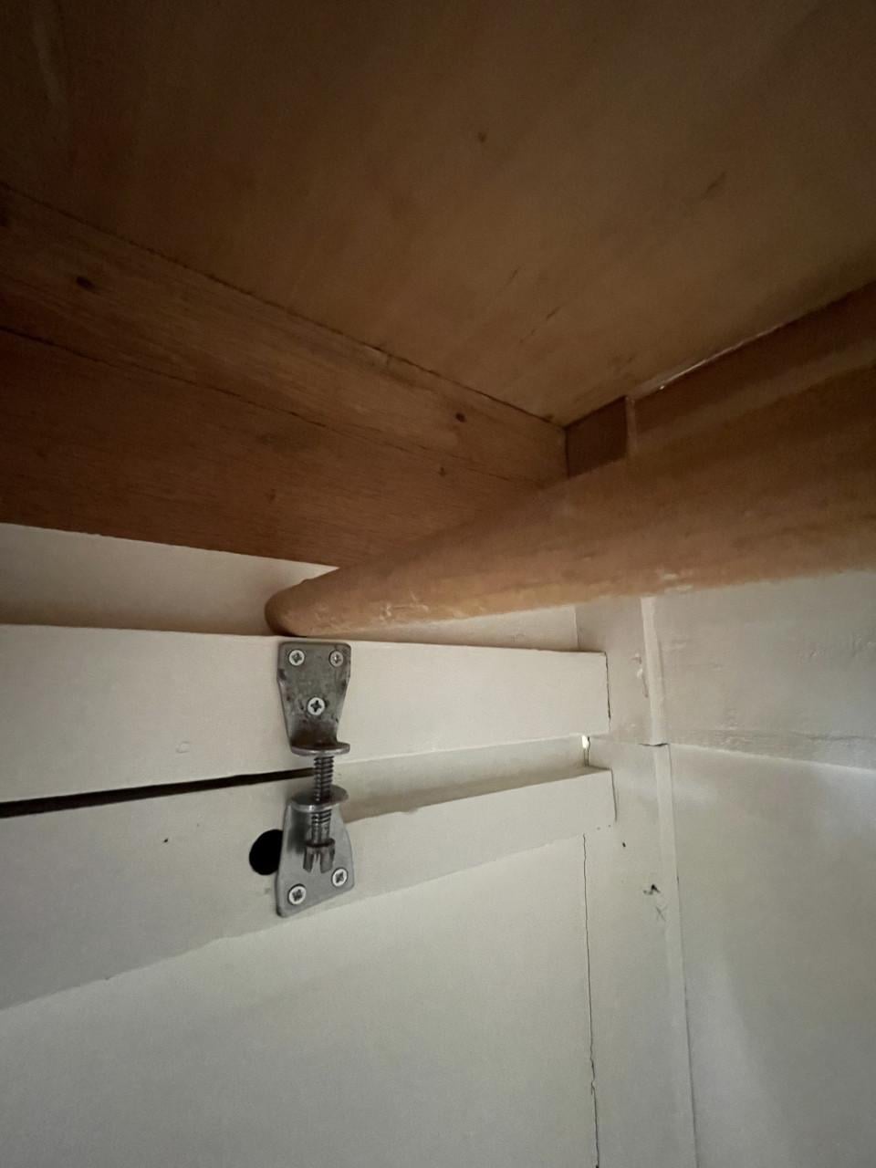 Mooie oude demontabele kledingkast