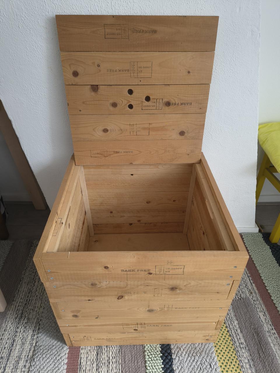 Prachtige vierkante houten opbergkist, kruk met opbergruimte.