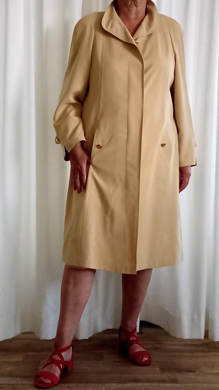 Prachtige beige, crème damesjas merk Delmod maat 42 -44