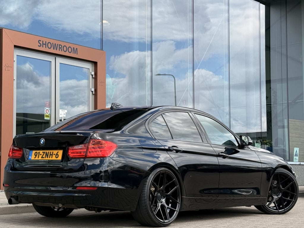 BMW 3-serie 320i high executive | navi | leder | 260pk | elect trekhaak |
