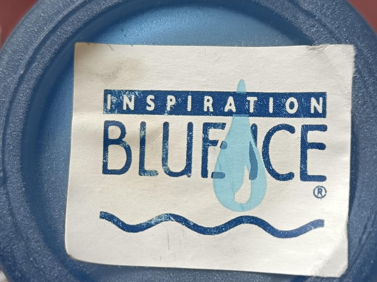 Leuk blauw matglas vaasje/ flesje van het merk Inspiration Blue Ice.