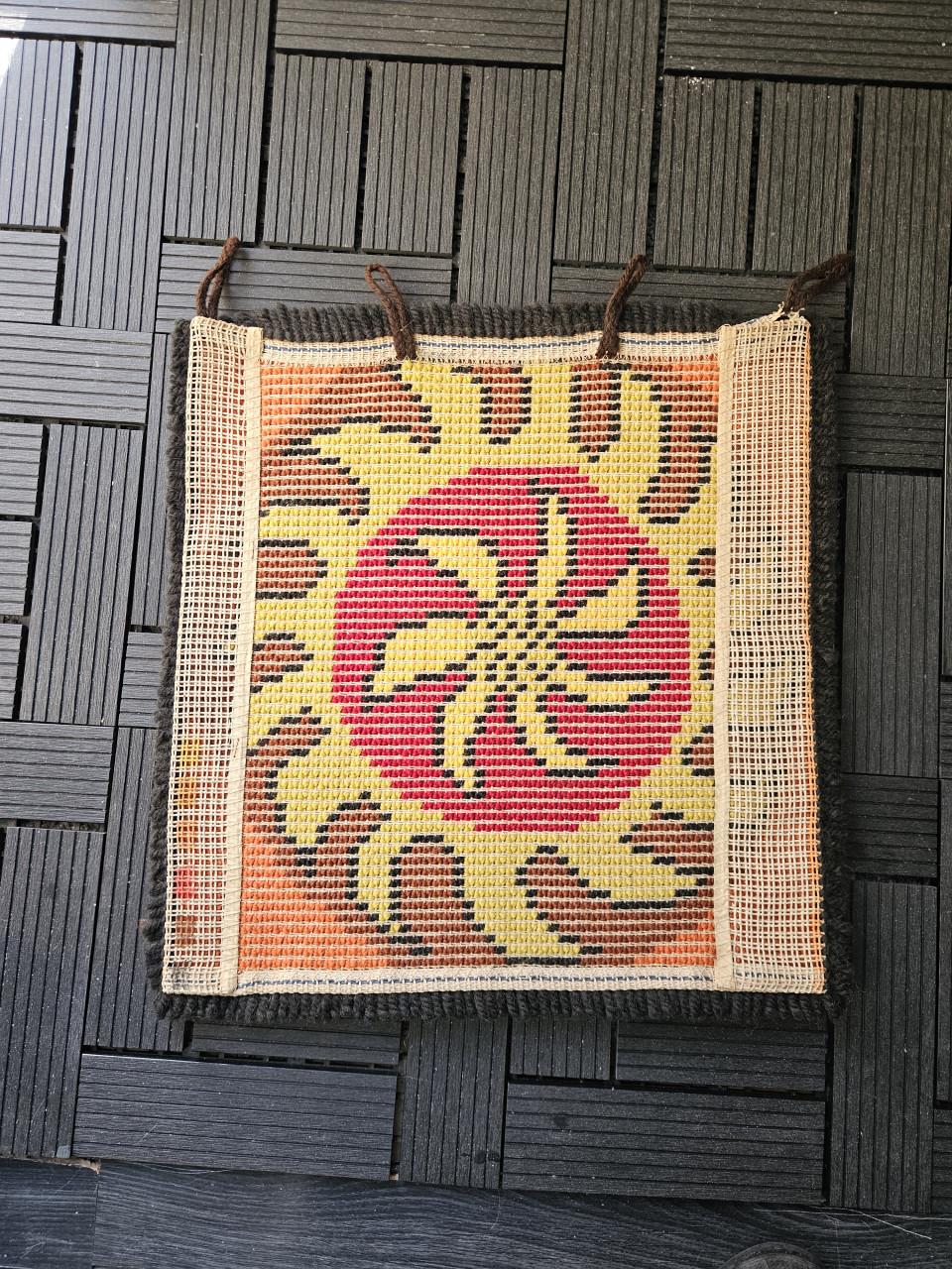 Vintage handgemaakt smyrna wandkleed jaren 70 retro zon