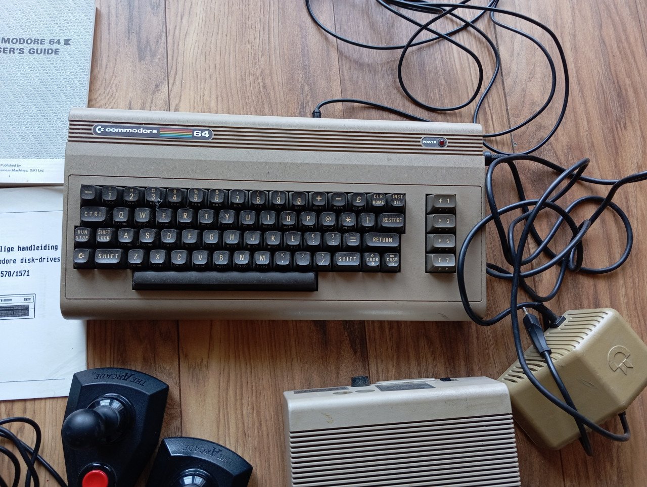 Commodor 64+ datasette + toebehoren