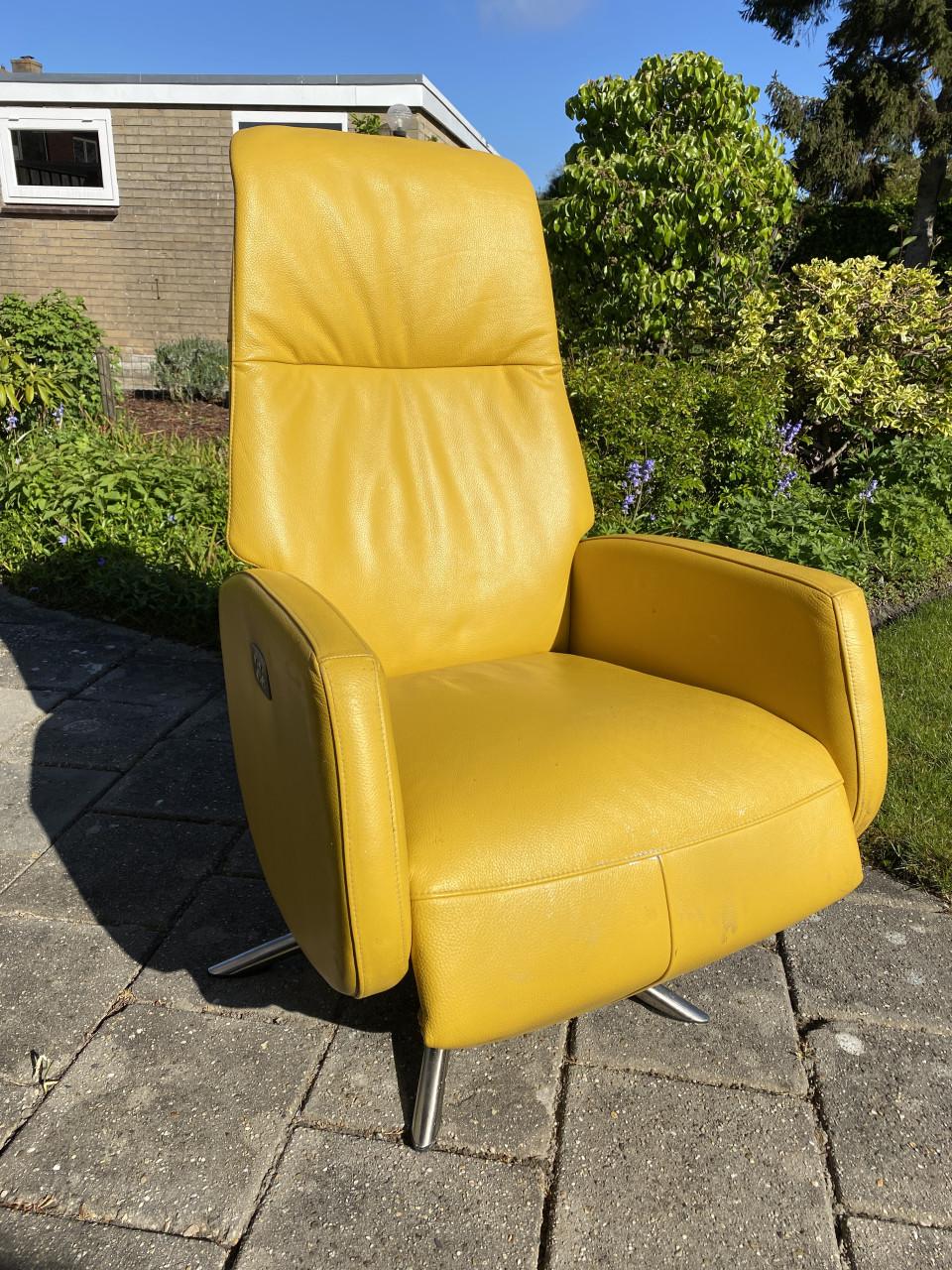 Sta-op stoel met 2 motoren en lederen bekleding. Opbrengst naar: Rode Kruis