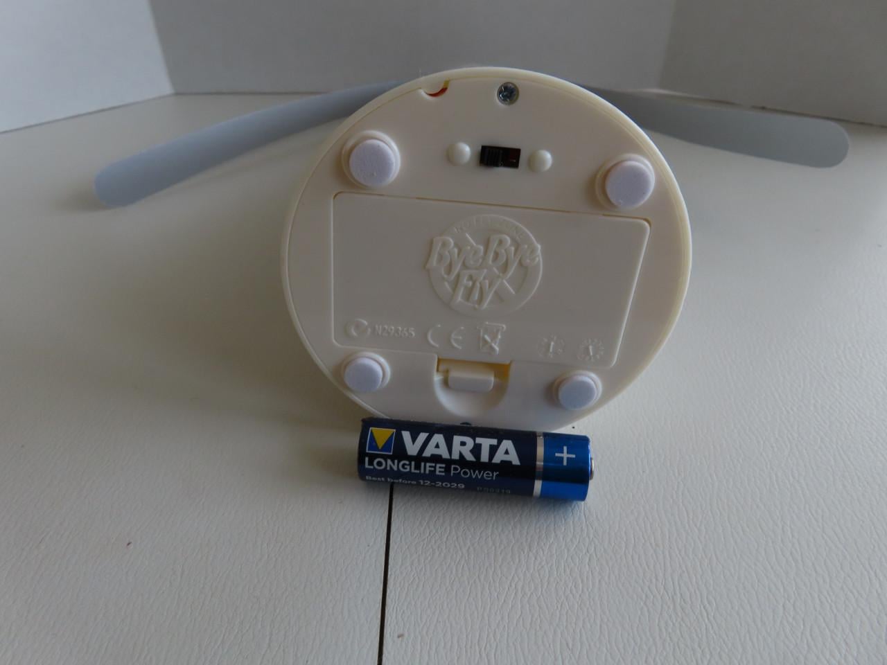 Vliegenverjager Met 2 AA baterijen Merk: Bye Bye Fly Hoog: 26 cm €.5,00