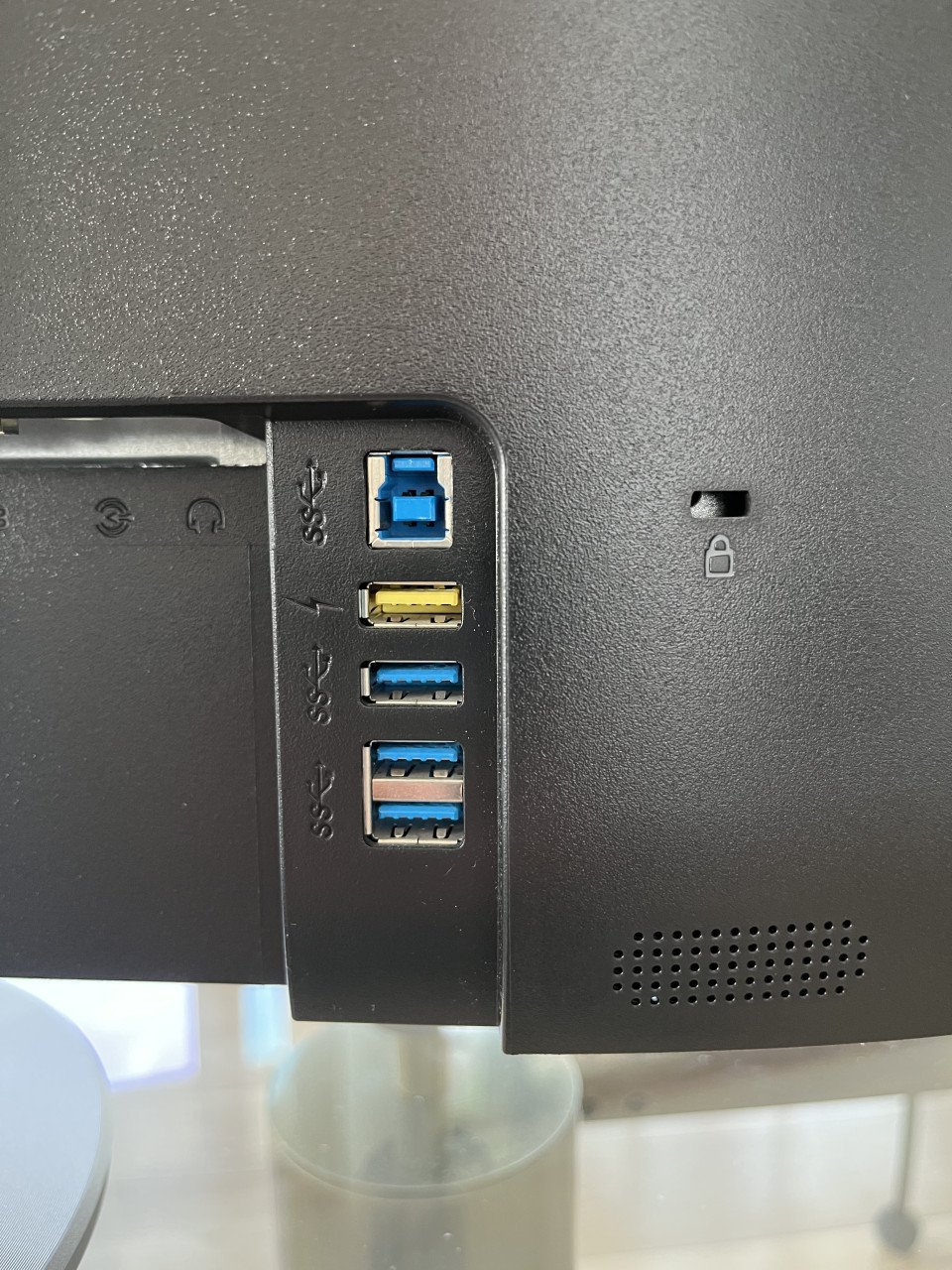 TE KOOP 2X 24” AOC MONITOREN