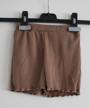 Bruine korte  broek maat 104