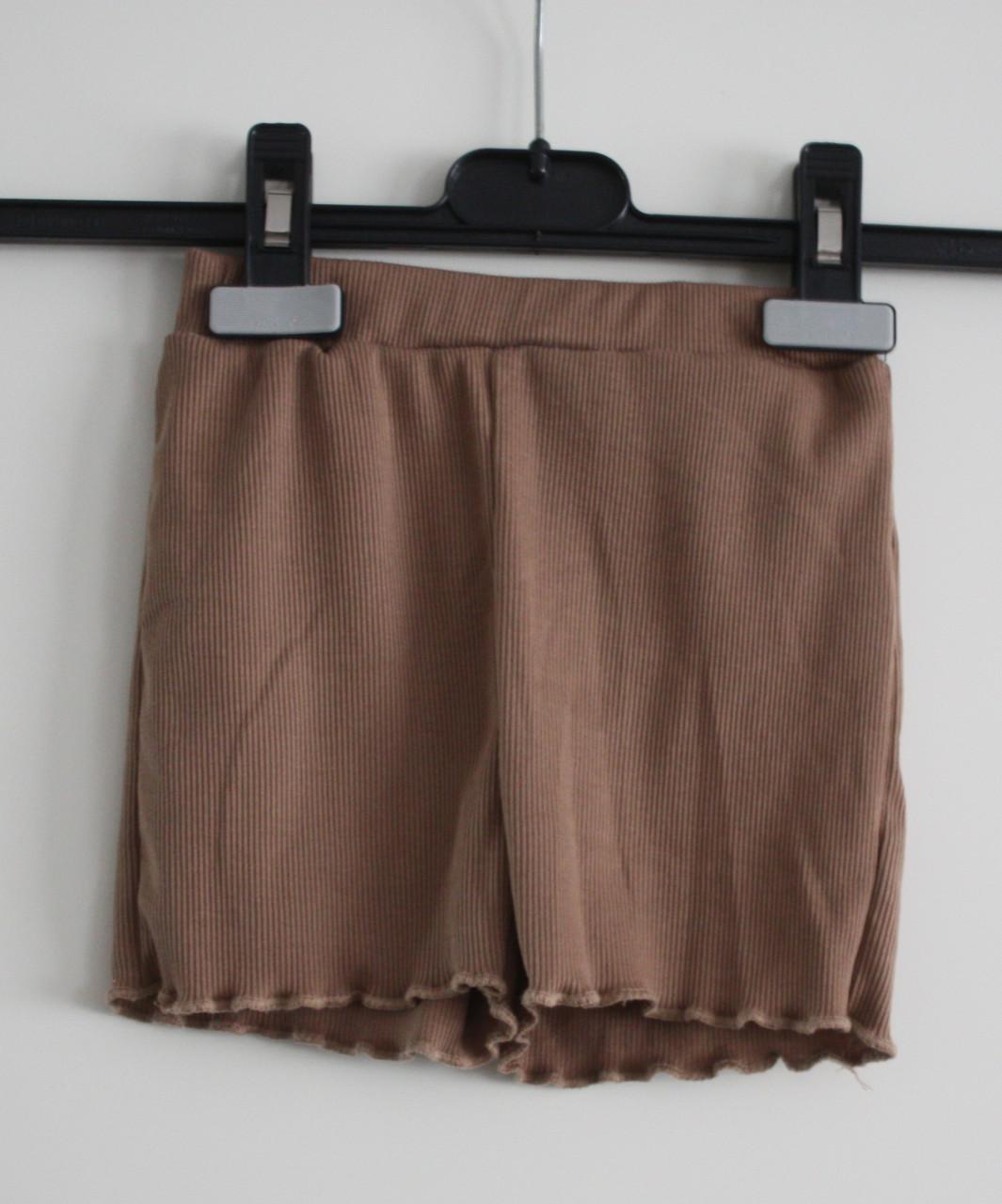 Bruine korte  broek maat 104