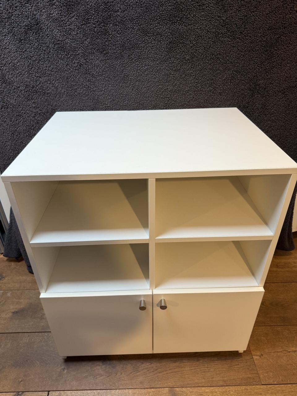 Degelijke vakkenkast