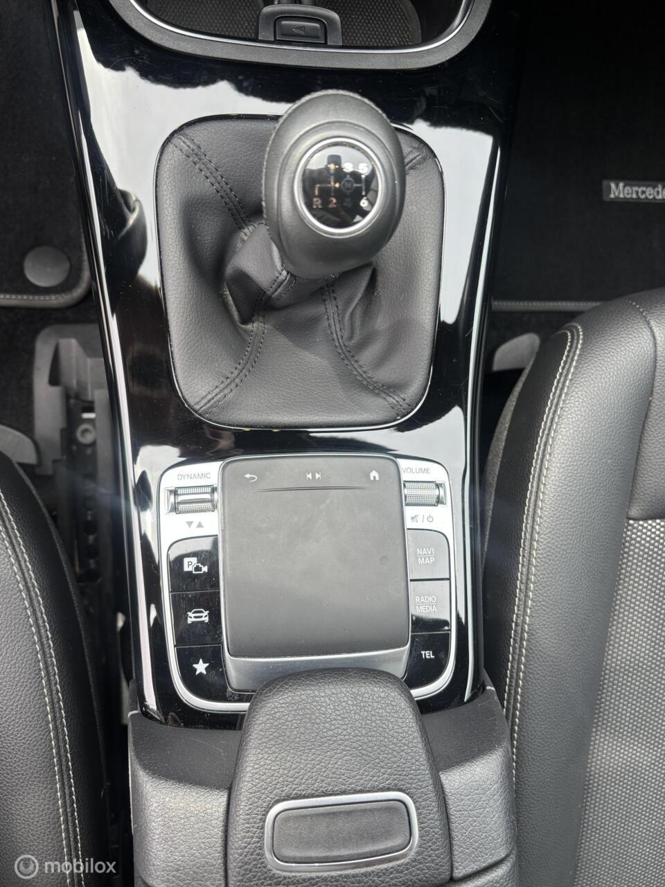 Mercedes-Benz Cla shooting brake 19 inch apple carplay 180