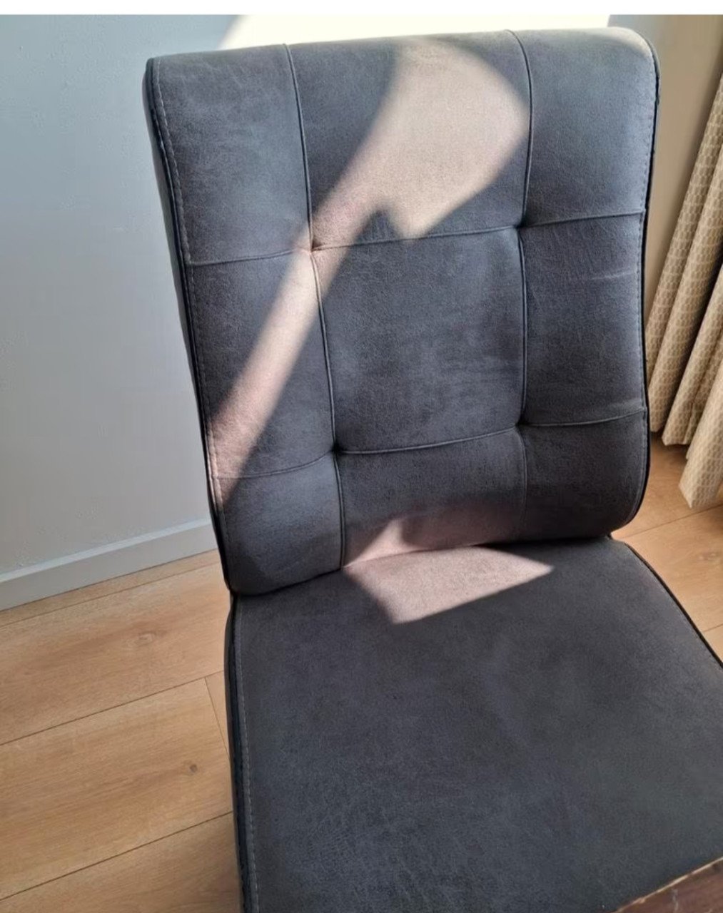 Eethoek met 4 stoelen op wieltjes