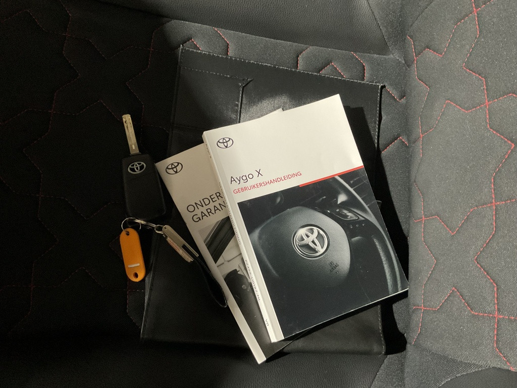 Toyota Aygo x 1.0 vvt-i mt envy | clima | navi | jbl | camera