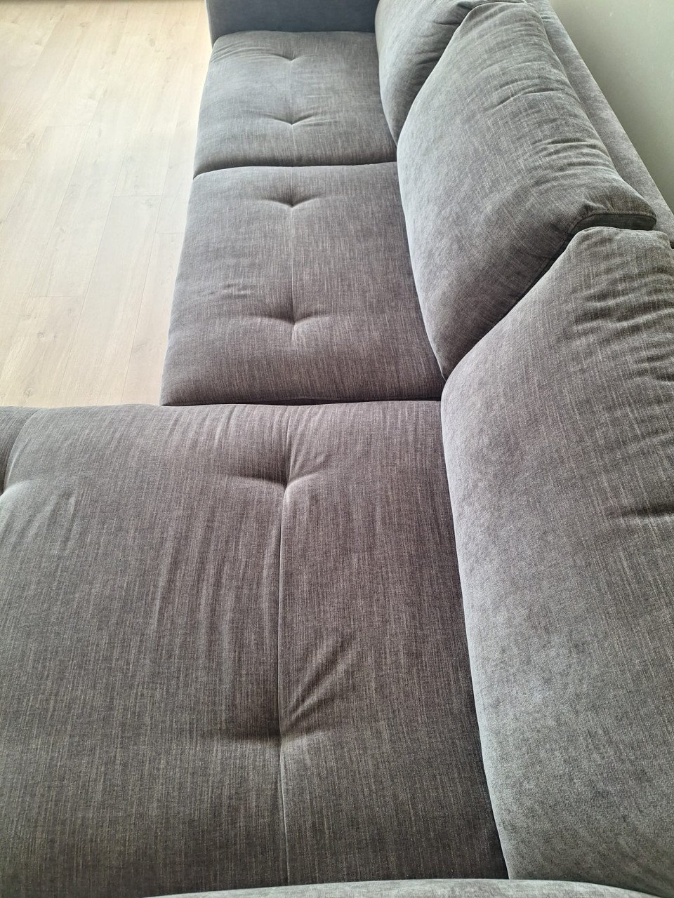 Mooie grijze bank met chaise longue van merk Bellus (model Nice)