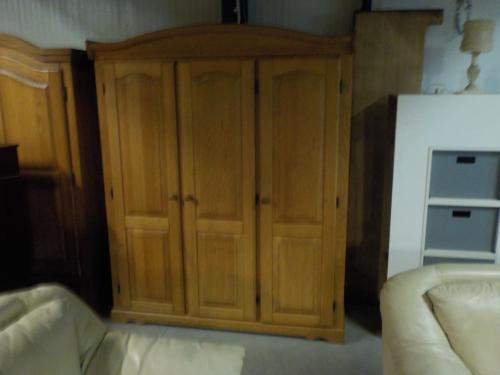 Massief blank eiken kleerkast in vrijwel nieuw staat
