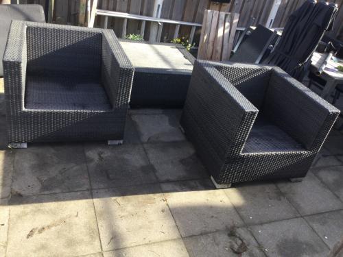Gratis af te halen tuinset,  bestaande uit bank, 2 stoelen en tafel