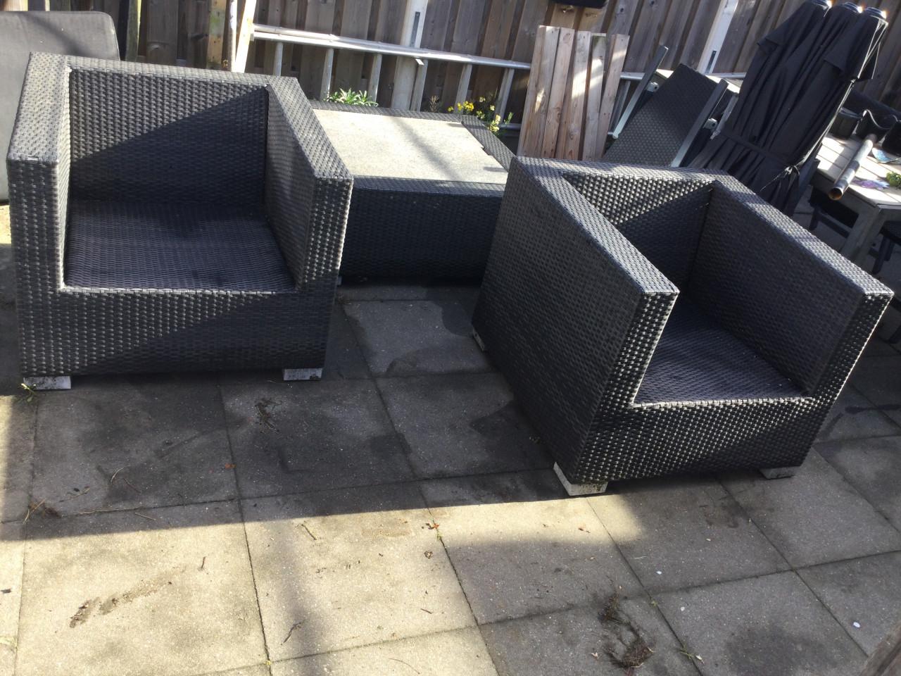 Gratis af te halen tuinset,  bestaande uit bank, 2 stoelen en tafel