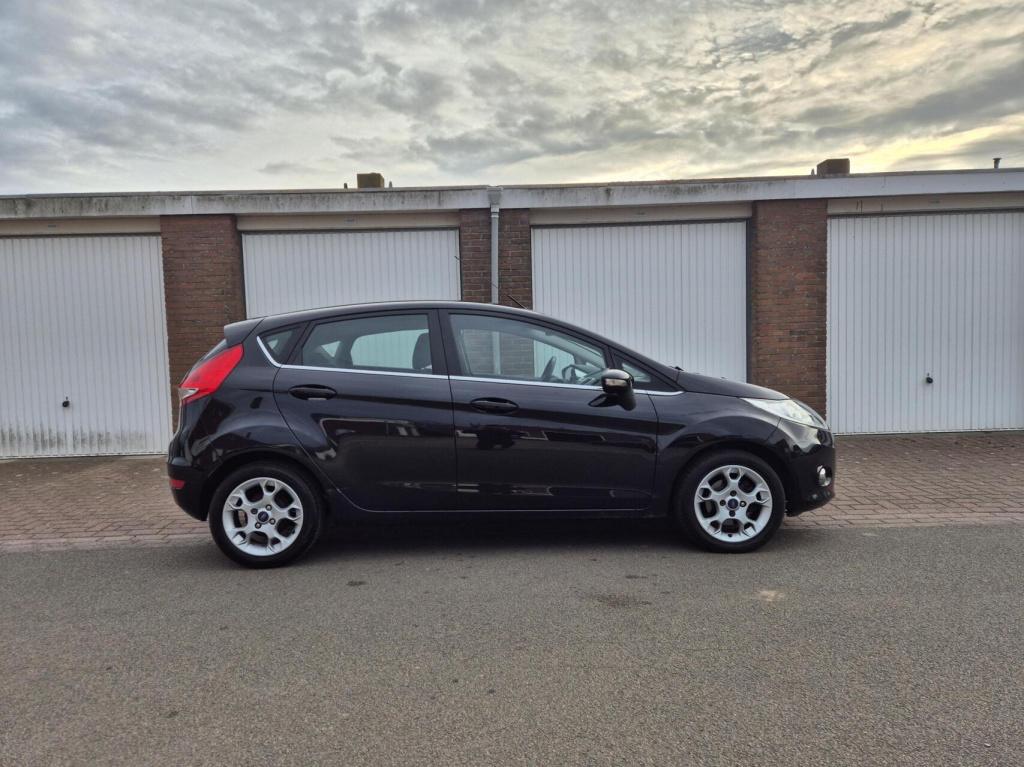 Ford Fiesta 1.25 titanium / dealeronderhouden / voorruitverwarming / stoelv