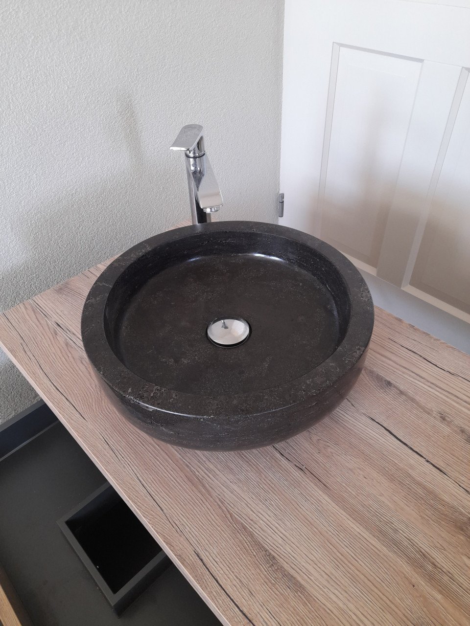 Badkamer meubel met waskom en kraan ( in goede nette  staat )