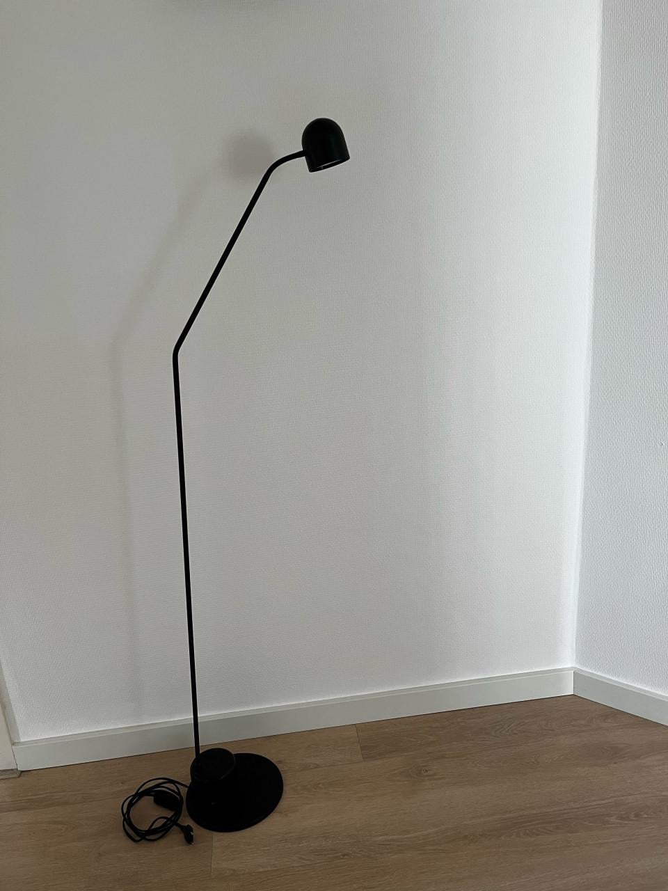 Zwarte vloer-leeslamp incl. halogeen lampje