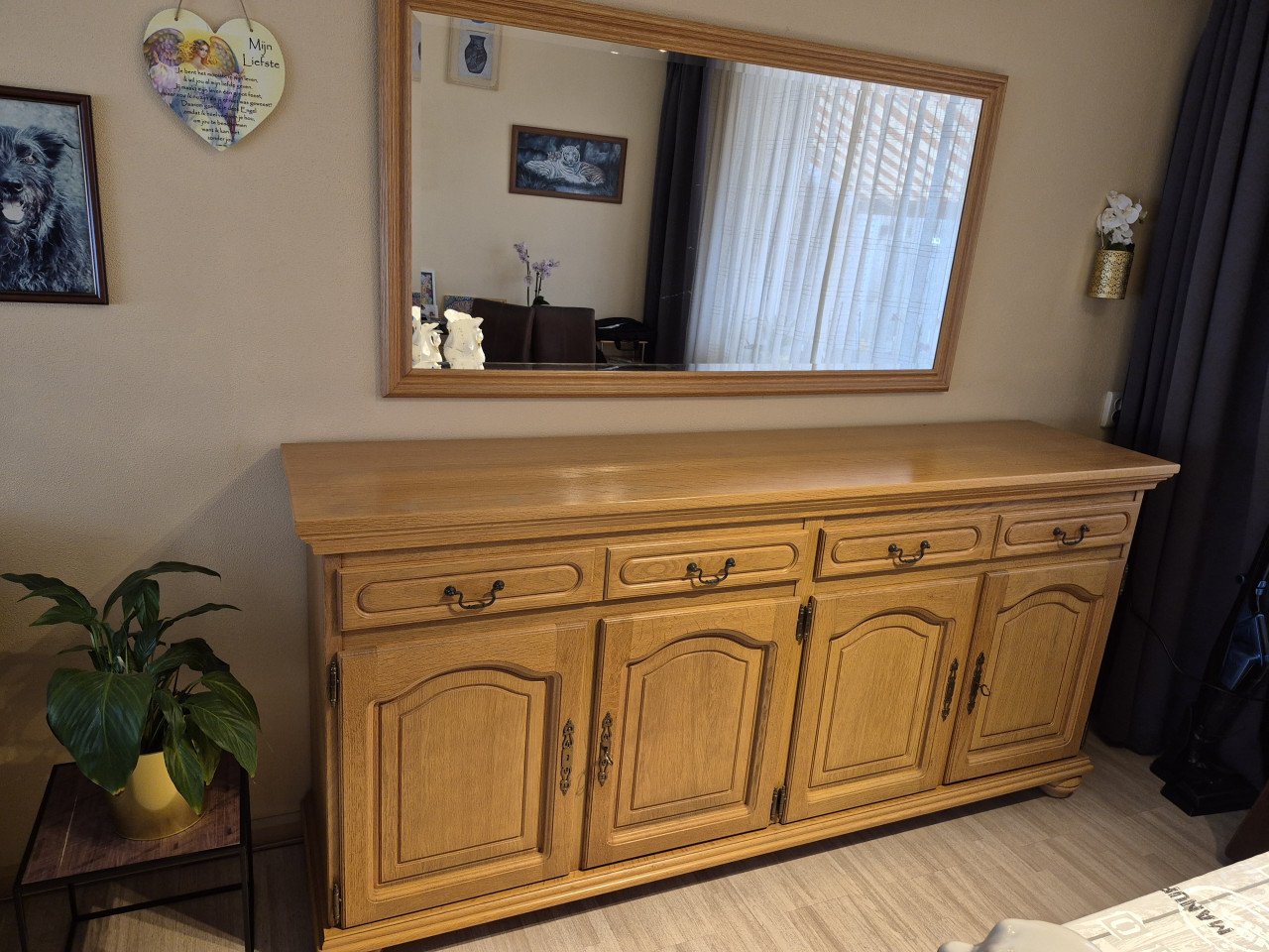 Dressoir , eettafel en spiegel kleur licht eiken