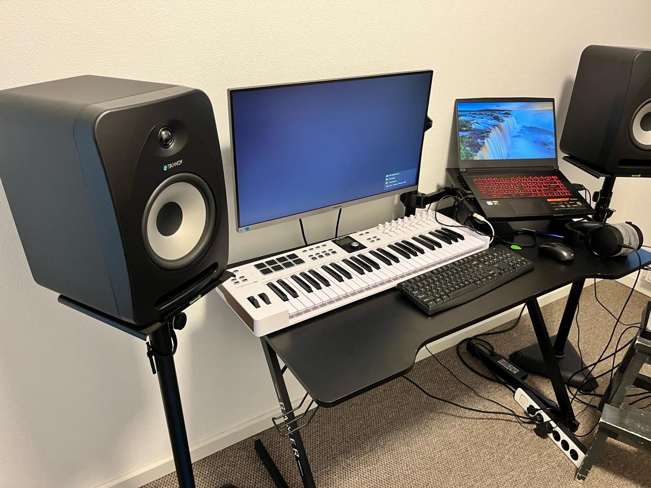 Tannoy Reveal 802 studiomonitors + Gravity stands