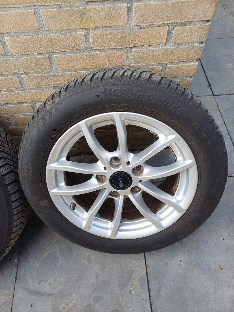 Autobanden met velgen