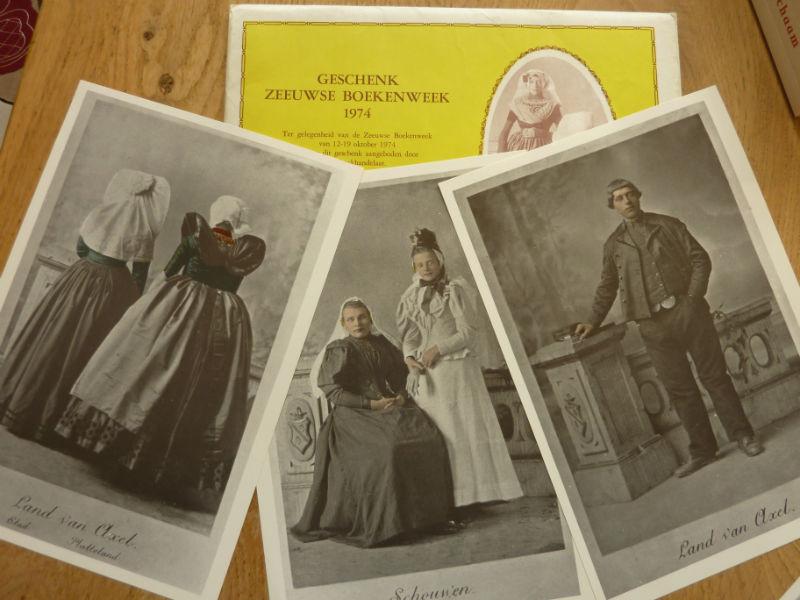 Mapje met 18 kleurprenten (16x23cm) van oude Zeeuwse klederdrachten