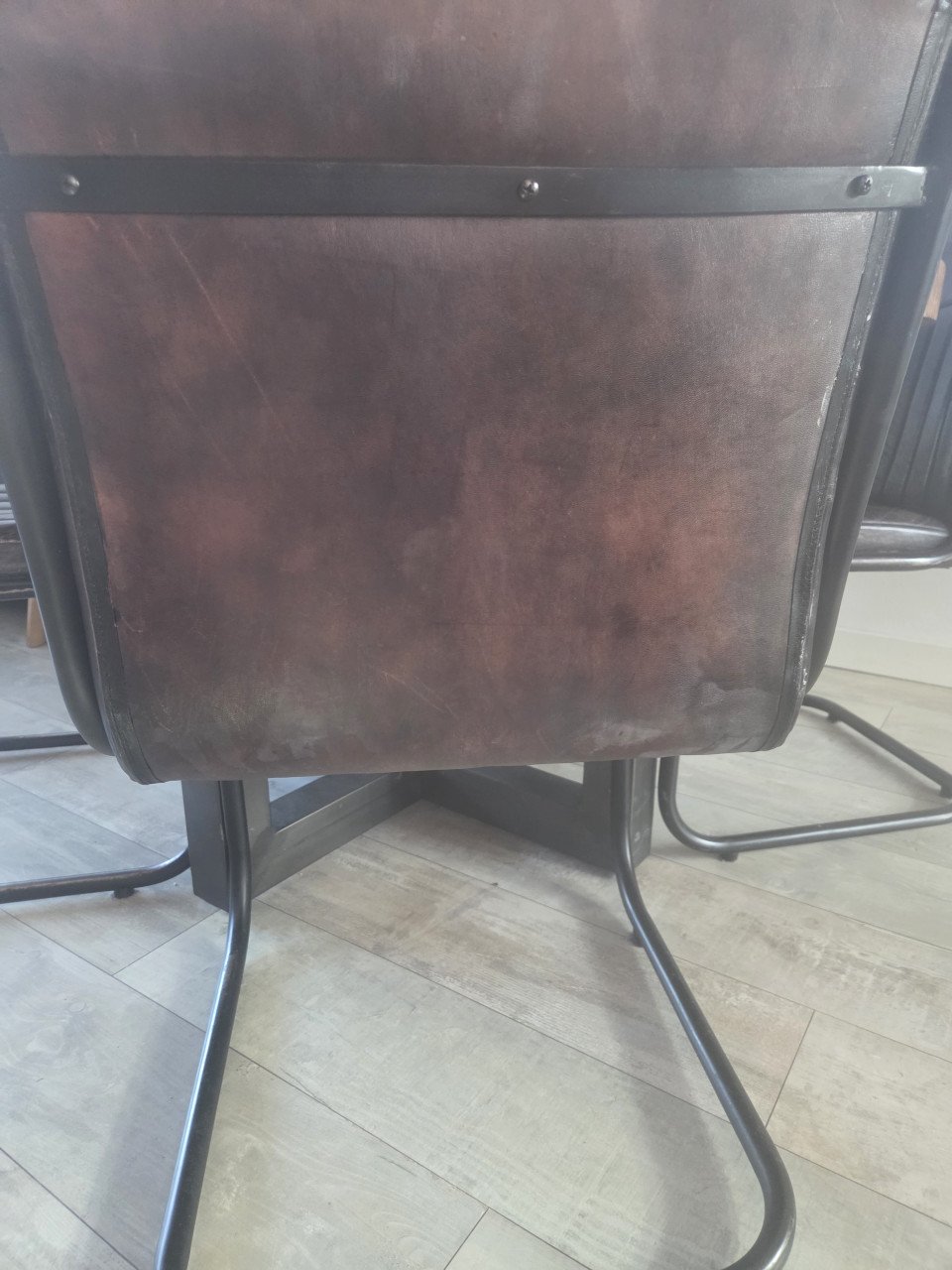 Mangohouten eettafel + 4 echt lederen stoelen
