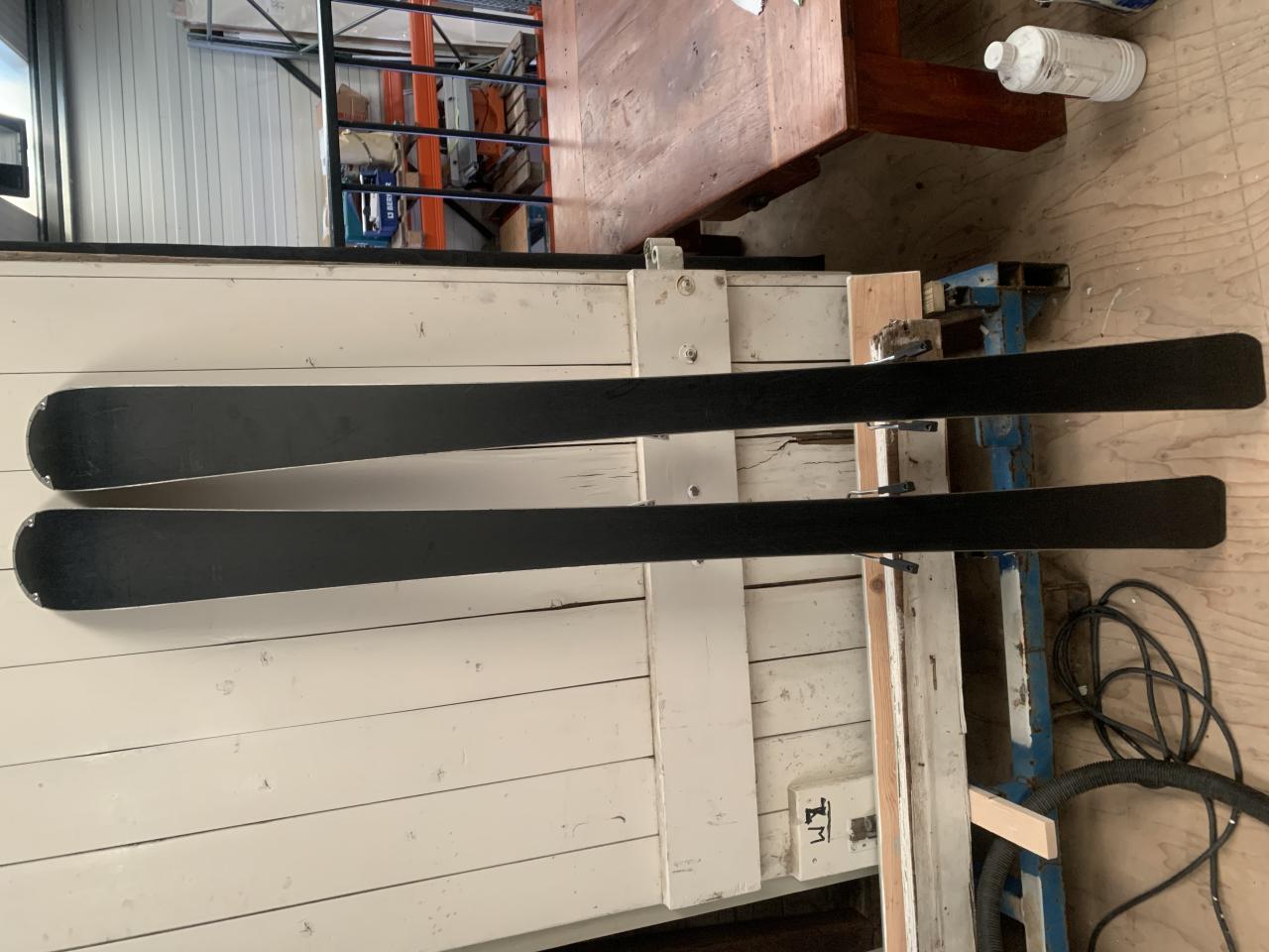 Mooie zwarte Atomic Cloud dames ski, 1,55