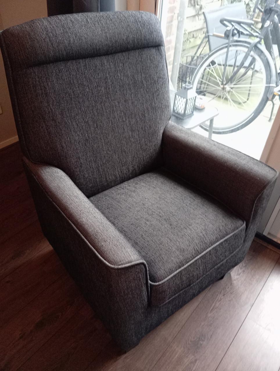 Kasten, fauteuils, lamp, poef, matras