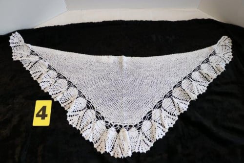 Walcherse kleding te koop. Gehaakt wit katoenen halsdoekje  (1) Bovenkant: