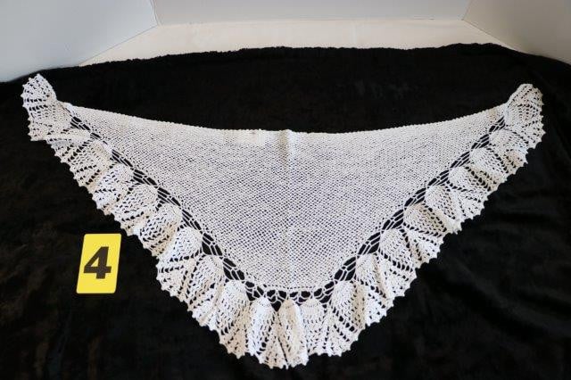 Walcherse kleding te koop. Gehaakt wit katoenen halsdoekje  (1) Bovenkant: