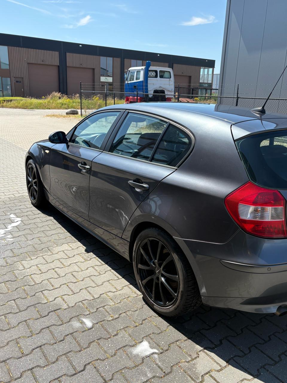 BMW 120i Grijs