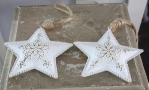Set van 2 wit met beige metalen kerststerren